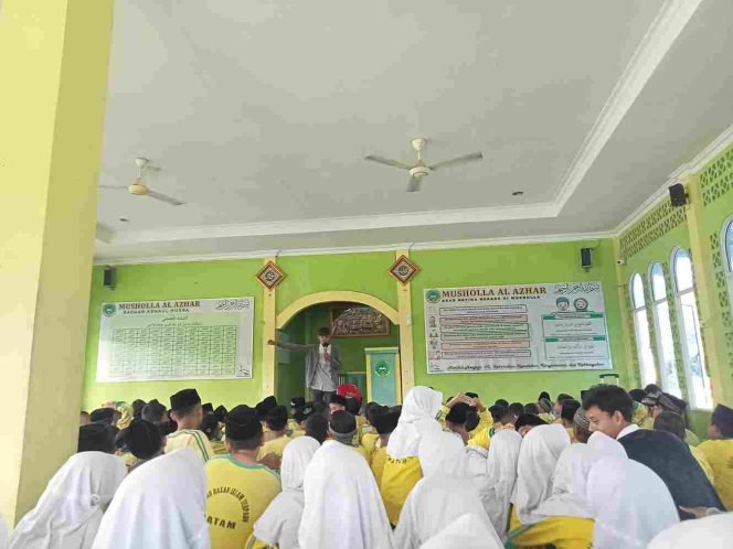 
					SDIT Al Azhar 3 Batam mengadakan kegiatan dongeng motivasi yang melibatkan seorang pendongeng inspiratif. 
Foto: Atika/HarianHaluanKepri