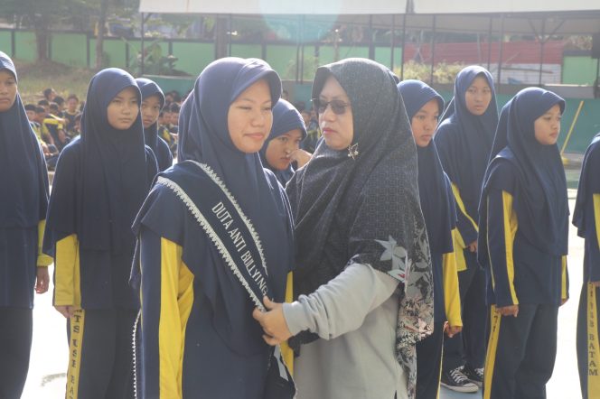 
					MTs Negeri 3 Batam menggelar deklarasi Duta Anti Bullying dan Anti Kekerasan, pada Selasa, (26/11/2024).
Foto: Atika/HarianHaluanKepri