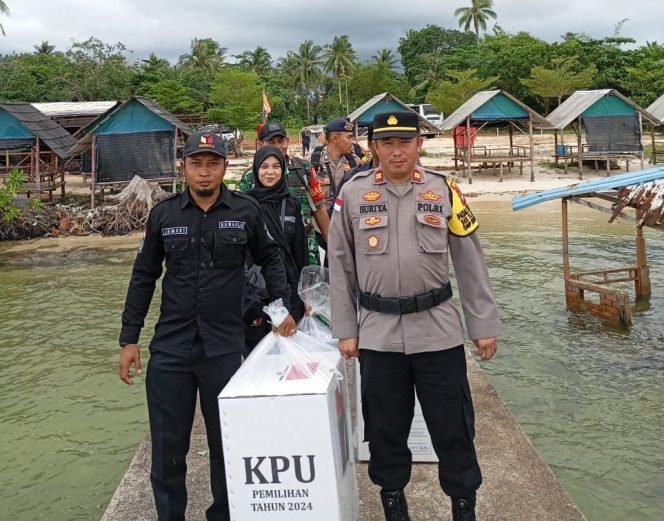 
					Iptu Syamsuriya, selaku Kapolsek Teluk Bintan saat ikut terjun langsung melakukan pengamanan dan pengawalan Logistik Pilkada 2024 ke TPS wilayah tugasnya, Selasa (26/11/2024).