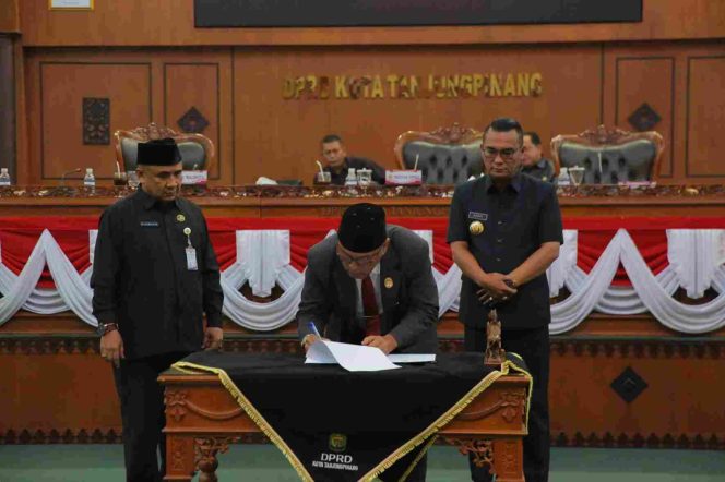 
					Ketua DPRD Kota Tanjungpinang Agus Djurianto saat menandatangani pengesahan APBD Tanjungpinang 2025