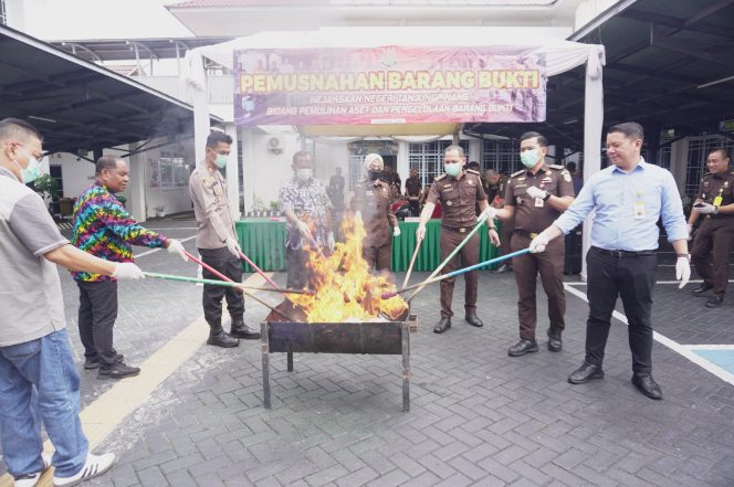 
					Kejari Tanjungpinang saat melakukan pemusnahan sejumlah barang bukti hasil kejahatan tindak pidana umum mulai dari narkotika hingga handpone di halaman Kantor Kejari Tanjungpinang, Kamis (28/11/2024).