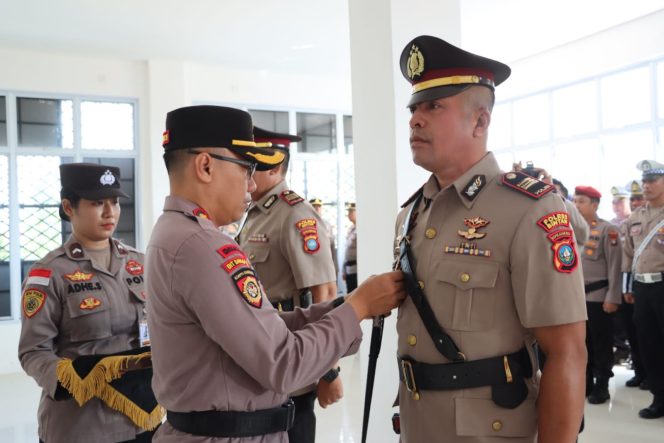 
					Kapolres Bintan AKBP Riky Iswoyo saat melantik AKP Firuddin Jabat Kasat Lantas Polres Bintan dalam upacara Sertijab di Aula Sarja Arya Racana, Selasa (5/11/2024).