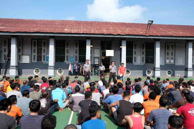 
					Ratusan Warga Binaan Rutan Tanjungpinang saat berkumpul di lapangan memanfaatkan Perpustakaan Keliling guna mendorong minat baca, Selasa (5/11/2024) .