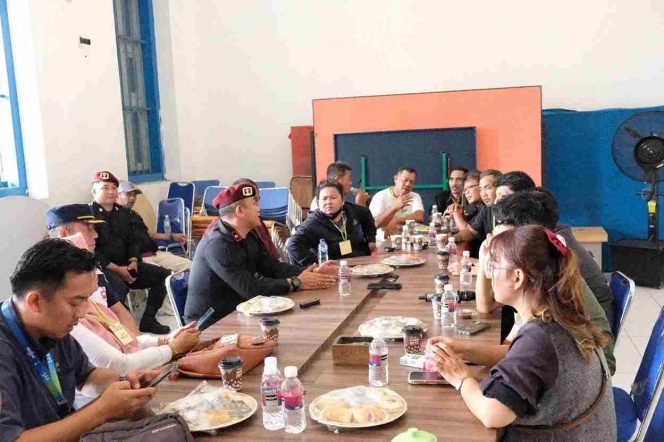 
					Kepala Rutan Kelas I Tanjungpinang, Yan Patmos, menggelar kegiatan coffee morning di Aula Rutan Kelas I Tanjungpinang pada Kamis, (7/11/2024).