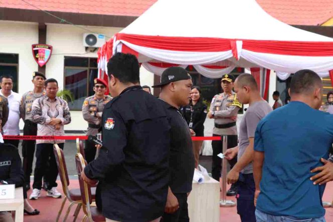 
					Kapolres Bintan AKBP Riky Iswoyo menyaksikan simulasi Pengamanan Tempat Pemungutan Suara (TPS) di Lapangan Bhayangkara Polres Bintan, Rabu (13/11/2024).