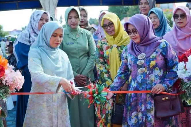 
					Istri Pjs Bupati Lingga secara simbolis potong pita peresmian bazar UMKM Sempan HUT Kabupaten Lingga ke 21. (Foto istimewa, Diskominfo Lingga)