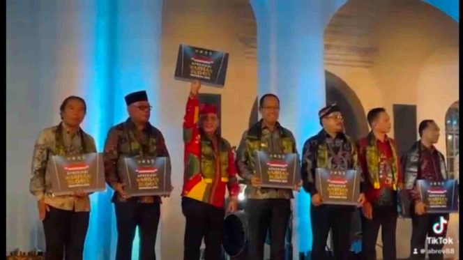 
					 Pj Gubernur Sultra, Andap Budhi Revianto, menerima 9 penghargaan WBTB, dari Kementerian Budaya RI, Sabtu (16/11/2024).