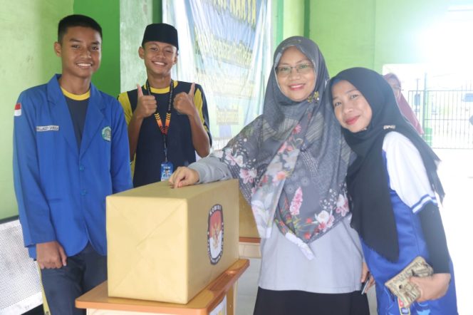 
					Siswa dan siswi MTsN 3 Batam menyelesaikan rangkaian proyek kurikulum merdeka dengan menggelar acara Gelar Karya. (Ist)