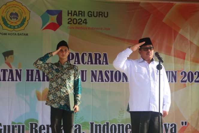 
					Upacara Hari Guru Nasional pada Senin, 25 November 2024, bertempat di Madrasah Aliyan Negeri (MAN) 1 Batam. (f/kemenag)