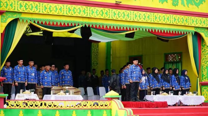 
					Bupati Lingga, Muhamad Nizar saat menjadi inspektur upacara peringatan HUT KORPRI ke-53 di Kabupaten Lingga