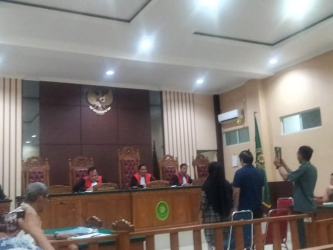 
					Sidang Gugatan Perdata jual beli lahan 10 bidang tanah seluas 2,46 Hektar di jalan Rawa Sari, Kecamatan Tanjungpinang Timur, Kota Tanjungpinang hadirkan 2 saksi dari pihak Tergugat Heri dan Titik Sundari< Ketua RT setempat di Pengadilan Negeri Tanjungpinang, Rabu (18/12/2024)