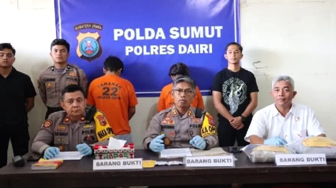 
					Eben Ezer Sinaga dan  Siska Damai Yanti Pasaribu saat konferensi pers oleh kepolisian (ist)