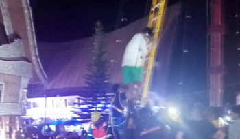 Seorang pria nekat panjat Pohon Natal setinggi 15 Meter (ist)