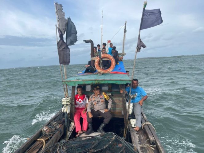 
					Tim gabungan dari kepolisian, Basarnas, dan TNI Angkatan Laut. Sebagian tim mencari di tengah laut di sekitar lokasi penemuan perahu. jumat pagi (20/12/2024).