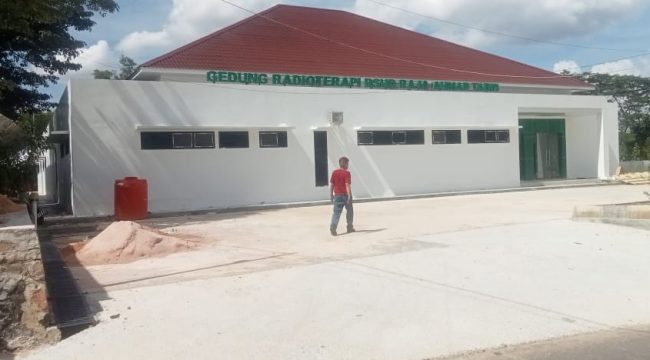 Gedung Radioterapi RSUD RAT Raja Ahmad Tabib yang dinilai asal jadi