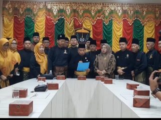 Pembacaan maklumat oleh Sekretaris LAM Kepri, Dato Wira Setia Laksana H. Raja Al Hafiz, didampingi para pengurus di Kantor LAM Kepri, Tanjungpinang, Jumat (20/12/2024).