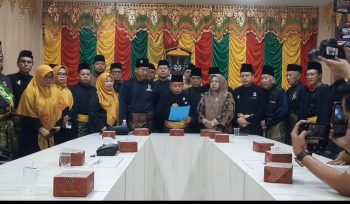 Pembacaan maklumat oleh Sekretaris LAM Kepri, Dato Wira Setia Laksana H. Raja Al Hafiz, didampingi para pengurus di Kantor LAM Kepri, Tanjungpinang, Jumat (20/12/2024).