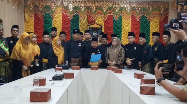 Pembacaan maklumat oleh Sekretaris LAM Kepri, Dato Wira Setia Laksana H. Raja Al Hafiz, didampingi para pengurus di Kantor LAM Kepri, Tanjungpinang, Jumat (20/12/2024).