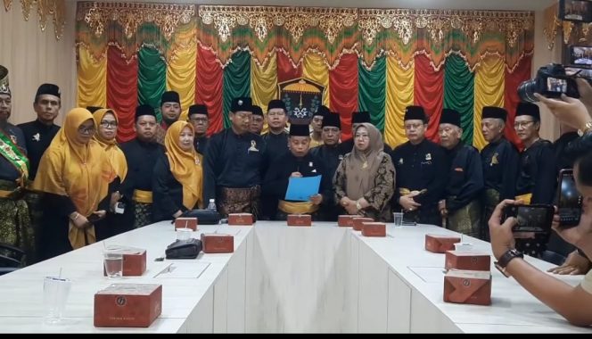 
					Pembacaan maklumat oleh Sekretaris LAM Kepri, Dato Wira Setia Laksana H. Raja Al Hafiz, didampingi para pengurus di Kantor LAM Kepri, Tanjungpinang, Jumat (20/12/2024).