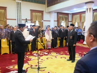 Gubernur Kepri Ansar Ahmad, mengukuhkan Hisyam Wahyud sebagai Kepala Perwakilan BPKP Provinsi Kepri di Gedung Daerah, Tanjungpinang, Senin (23/12/2024).