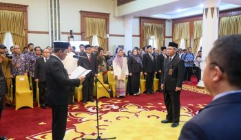 Gubernur Kepri Ansar Ahmad, mengukuhkan Hisyam Wahyud sebagai Kepala Perwakilan BPKP Provinsi Kepri di Gedung Daerah, Tanjungpinang, Senin (23/12/2024).