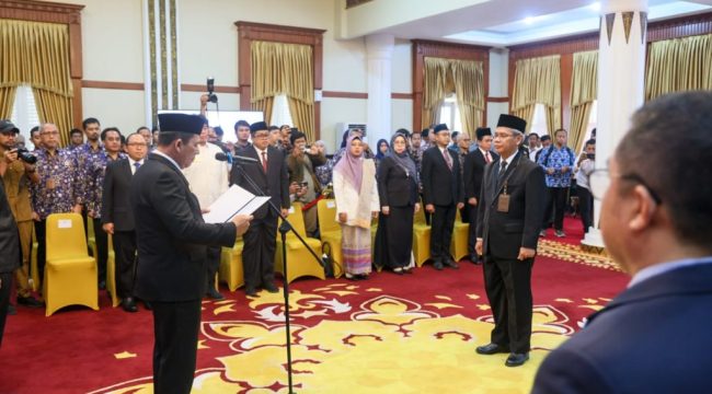 Gubernur Kepri Ansar Ahmad, mengukuhkan Hisyam Wahyud sebagai Kepala Perwakilan BPKP Provinsi Kepri di Gedung Daerah, Tanjungpinang, Senin (23/12/2024).