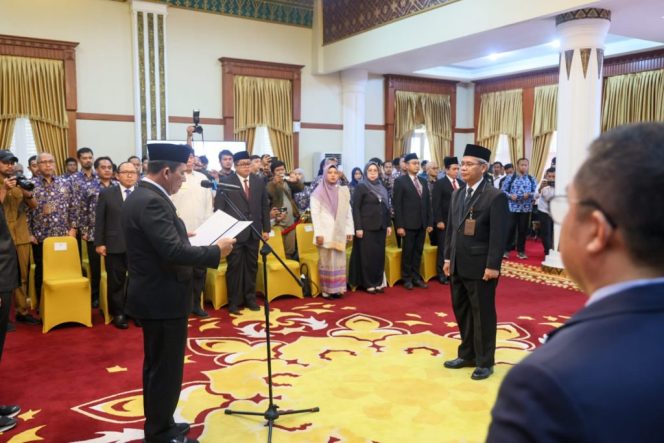 
					Gubernur Kepri Ansar Ahmad, mengukuhkan Hisyam Wahyud sebagai Kepala Perwakilan BPKP Provinsi Kepri di Gedung Daerah, Tanjungpinang, Senin (23/12/2024).