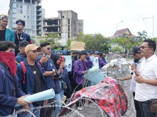 BP Batam melalui Direktur Pelayanan Terpadu Satu Pintu, Harlas Buana menemui puluhan mahasiswa yang menggelar aksi unjuk rasa di gerbang masuk BP Batam, Senin (23/12/2024).