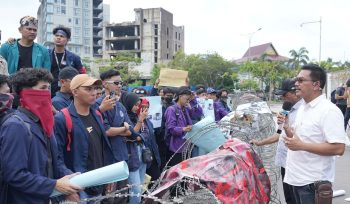 BP Batam melalui Direktur Pelayanan Terpadu Satu Pintu, Harlas Buana menemui puluhan mahasiswa yang menggelar aksi unjuk rasa di gerbang masuk BP Batam, Senin (23/12/2024).