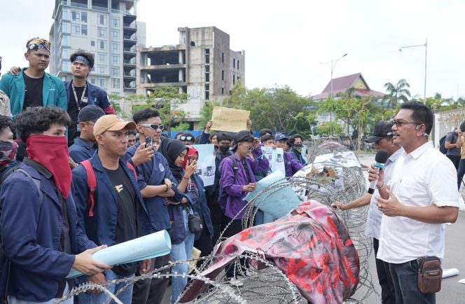 
					BP Batam melalui Direktur Pelayanan Terpadu Satu Pintu, Harlas Buana menemui puluhan mahasiswa yang menggelar aksi unjuk rasa di gerbang masuk BP Batam, Senin (23/12/2024).