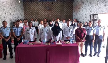 Kegiatan pemberian remisi di Lapas Kelas II A Tanjungpinang sebanyak 27 Warga Binaan Pemasyarakatan (WBP) pada perayaan Natal dan tahun baru, Rabu (25/12/2024).