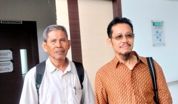 Kuas hukum Penggugat (Arbain), H Rivai Ibrahim SH dan Raja Azman SH.
 