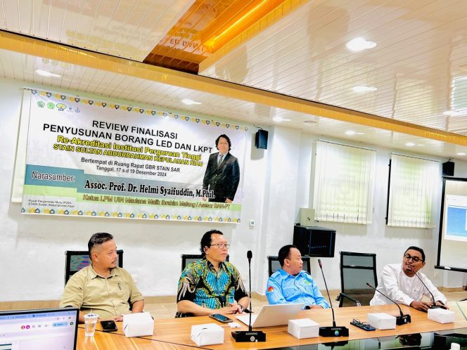 
					STAIN Sultan Abdurrahman Kepri mengadakan kegiatan review finalisasi penyusunan borang LED dan LKPT menghadirkan Assoc. Prof. Dr. Helmi Syaifuddin, M.Phil., Ketua LPM UIN Maulana Malik Ibrahim Malang sekaligus asesor Badan BAN-PT