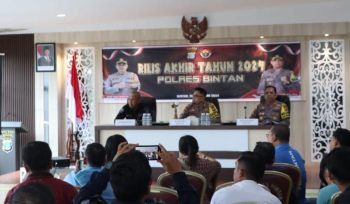 Kapolres Bintan saat melaksanakan Release Akhir Tahun 2024 yang dilaksanakan di Aula Sarja Arya Racana (SAR) Polres Bintan pada Sabtu (28/12/2024).