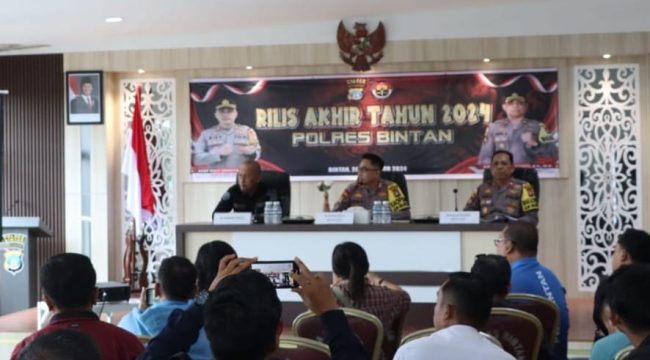 Kapolres Bintan saat melaksanakan Release Akhir Tahun 2024 yang dilaksanakan di Aula Sarja Arya Racana (SAR) Polres Bintan pada Sabtu (28/12/2024).