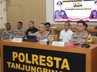 Kapolresta Tanjungpinang, Kombes. Pol. Budi Santosa saat pimpin Konferensi Pers Rilis Akhir Tahun 2024, di Rupatama Mapolresta Tanjungpinang, Jumat (28/12/2024).