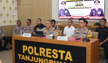 Kapolresta Tanjungpinang, Kombes. Pol. Budi Santosa saat pimpin Konferensi Pers Rilis Akhir Tahun 2024, di Rupatama Mapolresta Tanjungpinang, Jumat (28/12/2024).