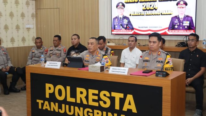 
					Kapolresta Tanjungpinang, Kombes. Pol. Budi Santosa saat pimpin Konferensi Pers Rilis Akhir Tahun 2024, di Rupatama Mapolresta Tanjungpinang, Jumat (28/12/2024).