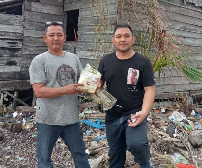 
					Satres Narkoba Polres Bintan saat amankan 1 kilogram diduga narkoba jenis sabu sibungkus plastik kemasan merk GUANYIN WANG tidak bertuan di pinggir pantai di  Kabupaten Bintan pada Selasa (24/12/2024) lalu