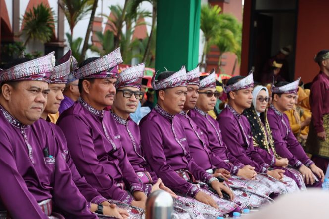 
					Upacara Hari Jadi Kabupaten Bintan Ke 76 tahun 2024 turut menghadiri Kapolres Bintan, di halaman Kantor Bupati Bintan pada Minggu (1/12/2024).