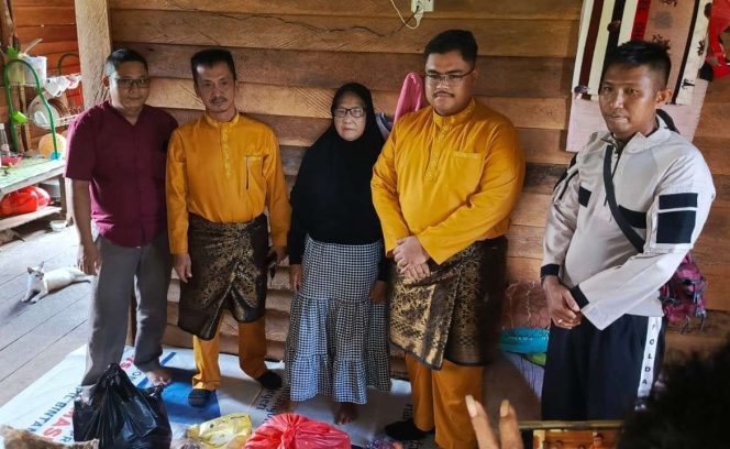 
					Arif Jumana Sar An dari Komisi 3 dan Muhammad Wahyu Nugraha saat memberikan bantuan kepada seorang janda di RT 02 RW 01, Kelurahan Sei Lekop, Kecamatan Bintan Timur, pada Sabtu (30/11/2024).