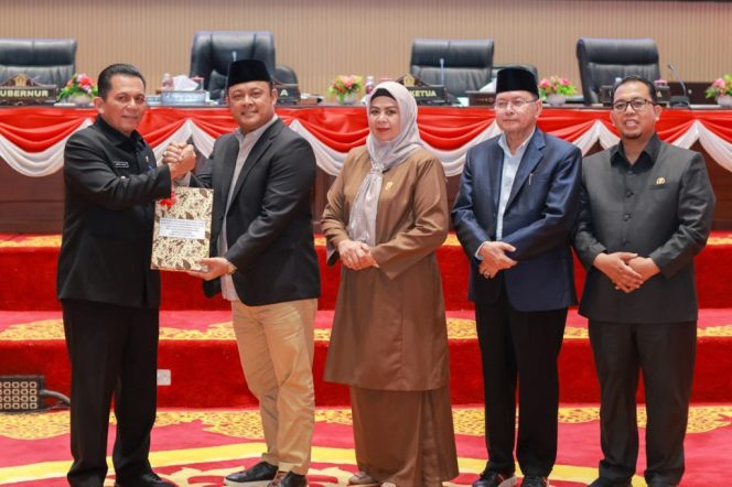 
					Penetapan APBD Provinsi Kepri Tahun 2025 dengan total anggaran sebesar Rp3,918 triliun dalam rapat paripurna yang di Kantor DPRD Kepri, Pulau Dompak, Tanjungpinang, Jumat (29/11).