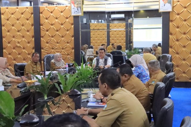 
					Sekda Bintan Ronny Kartika memimpin rapat evaluasi percepatan penurunan stunting