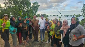 CEO Yayasan CARE Indonesia Dr Abdul Wahib Situmorang bersama Sekretaris DKP Kepri La Ode M Faisal dan kelompok pemberdayaan perempuan desa Berakit saat penanaman bibit mangrove 
