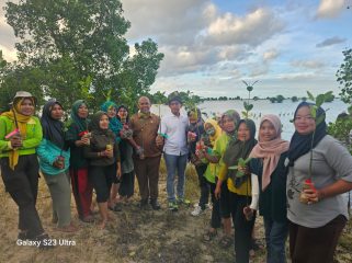 CEO Yayasan CARE Indonesia Dr Abdul Wahib Situmorang bersama Sekretaris DKP Kepri La Ode M Faisal dan kelompok pemberdayaan perempuan desa Berakit saat penanaman bibit mangrove 
