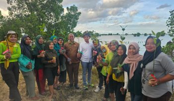 CEO Yayasan CARE Indonesia Dr Abdul Wahib Situmorang bersama Sekretaris DKP Kepri La Ode M Faisal dan kelompok pemberdayaan perempuan desa Berakit saat penanaman bibit mangrove 
