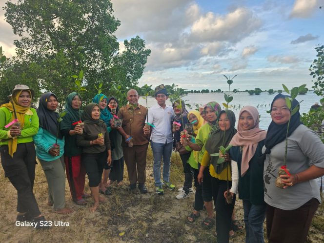 
					CEO Yayasan CARE Indonesia Dr Abdul Wahib Situmorang bersama Sekretaris DKP Kepri La Ode M Faisal dan kelompok pemberdayaan perempuan desa Berakit saat penanaman bibit mangrove 
