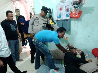 Unit Reskrim Polsek Bintan Utara saat melakukan olah TKP percobaan pemerkosaan oleh pelaku berinisial B (40) di rumah korban seorang wanita di Perum Telaga Surya Regency Kecamatan Bintan Utara, Selasa (10/12/2024)