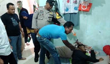 Unit Reskrim Polsek Bintan Utara saat melakukan olah TKP percobaan pemerkosaan oleh pelaku berinisial B (40) di rumah korban seorang wanita di Perum Telaga Surya Regency Kecamatan Bintan Utara, Selasa (10/12/2024)