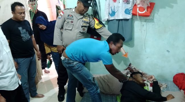 Unit Reskrim Polsek Bintan Utara saat melakukan olah TKP percobaan pemerkosaan oleh pelaku berinisial B (40) di rumah korban seorang wanita di Perum Telaga Surya Regency Kecamatan Bintan Utara, Selasa (10/12/2024)